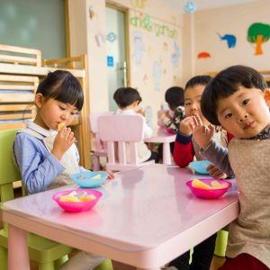 Read more about the article Kids Eat Free: A Win-Win for Families and Restaurants (10 New Ways)