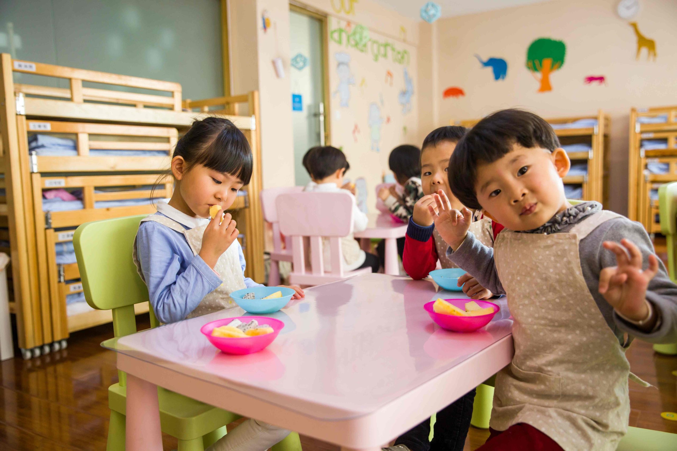 Read more about the article Kids Eat Free: A Win-Win for Families and Restaurants (10 New Ways)